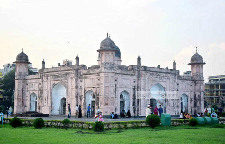 প্রতিদিন এই কেল্লা দেখতে অনেক লোক এসে ভিড় জমান। ছবি : মাহবুব আলম