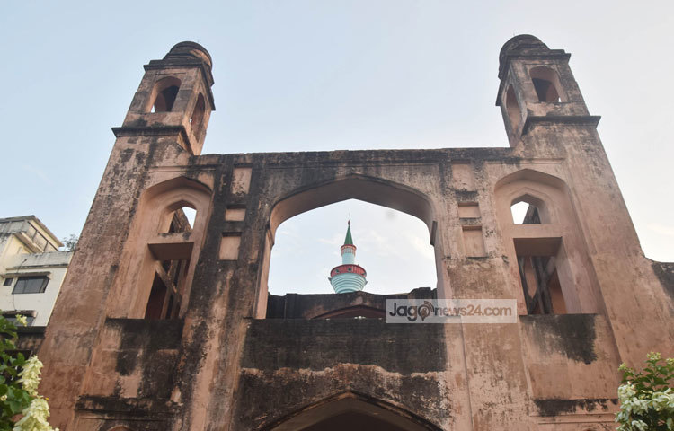 লালবাগ কেল্লায় যেতে হলে, গুলিস্তান গোলাপ শাহ্ এর মাজার থেকে টেম্পুযোগে মাত্র ৬ টাকায় যাওয়া যাবে লালবাগ কেল্লায়। ছবি : মাহবুব আলম