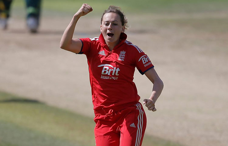 লরা মার্র্শ : ১৯৮৬ সালে ইংল্যান্ডে জন্ম নেওয়া এই ক্রিকেট সুন্দরী আন্তর্জাতিক ক্রিকেট অঙ্গনে তুমুল আলোড়ন তুলেছেন।