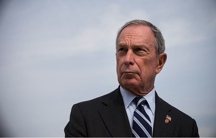 মাইকেল বব্লুমবার্গ : নিউ ইয়র্কের সাবেক মেয়র মাইকেল ব্লুমবার্গও আছেন বিশ্বসেরা বিলিয়নিয়ারদের তালিকায়। গত বছর ৪০ বিলিয়ন ডলার আয় করে তিনি আছেন তালিকার অষ্টম স্থানে।