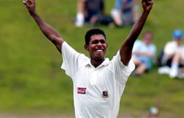 মঞ্জরুল ইসলাম : ১৯ এপ্রিল ২০০১। বুলাওয়ে টেস্ট। জিম্বাবুয়ের বিপক্ষে মুখোমুখি টাইগাররা। প্রতিপক্ষ যতই বড় হোক না কেন সেটা মোকাবেলা করতে প্রয়োজন হয় সাহসের। আর সেই সাহস সঞ্চার করেই বল হাতে দৌড় শুরু করলেন মাঞ্জুরুল ইসলাম। এবং একে একে তুলে নিলেন ৬ টি উইকেট।