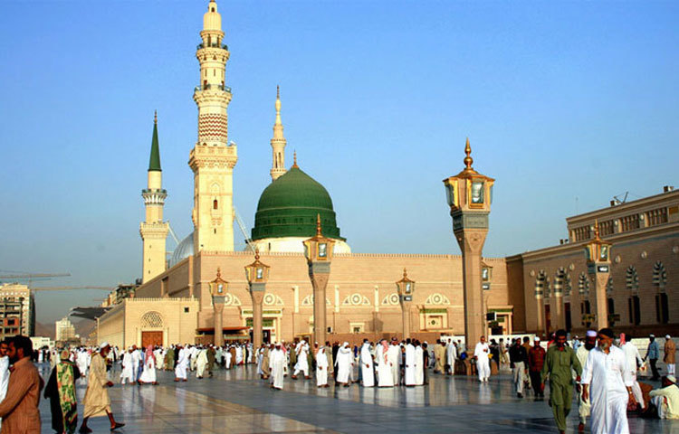 মসজিদে নববির আঙ্গিনায় ফিলার যেগুলোতে গুটিয়ে রয়েছে সামিয়ানা।