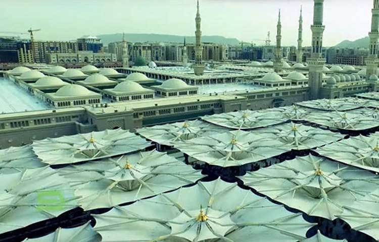 উপর থেকে মসজিদে নববির ফুটেজ। দেখলে নিমেষেই মন জুড়িয়ে যায়।