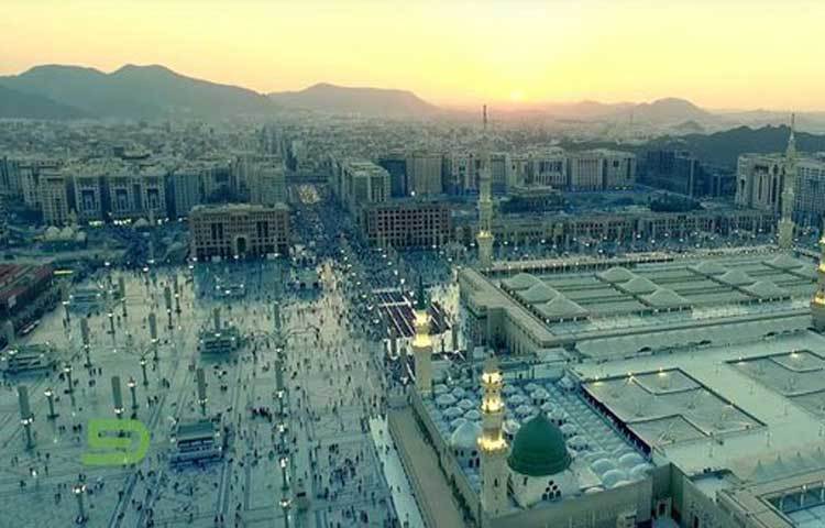 রাতের অন্ধকারে মদিনাকে আলোকসজ্জা ছাড়াই সাধারণ আলোয় এক অনন্য আলোকসজ্জার শহর মনে হয়।