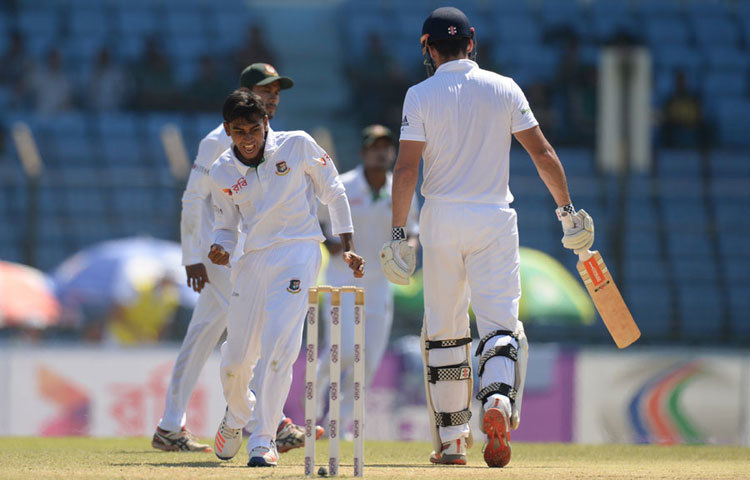 মিরাজের বাড়ি খুলনার খালিশপুরে এখন চলছে আনন্দ উল্লাশ। তার ক্রিকেট নৈপুণ্যে সবাই বিস্মিত।