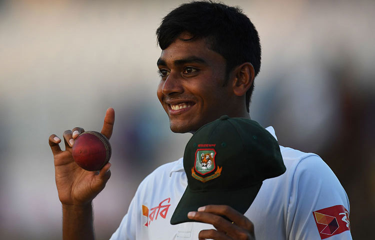বল হাতে হাস্যোজ্জ্বল মিরাজ। তার এই হাসির মাঝে বিশ্ব জয় করার আনন্দ মিশে রয়েছে।