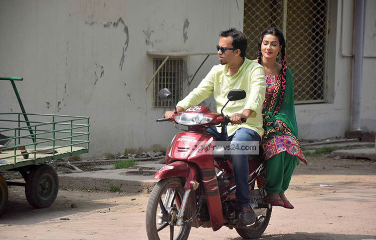 স্কুটিতে চড়ে স্বামী অপুকে নিয়ে শুটিংয়ে এসেছেন ঢাকাই চলচ্চিত্রের তুমুল দর্শকপ্রিয় অভিনেত্রী মাহিয়া মাহি। ছবি : মাহবুব আলম