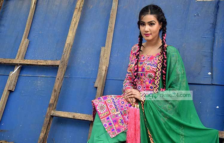 আপন মনে বসে আছেন মাহিয়া মাহি। সম্প্রতি মাহির ছবি ক্যামেরাবন্দি করেছেন জাগো নিউজের আলোকচিত্রী মাহবুব আলম।