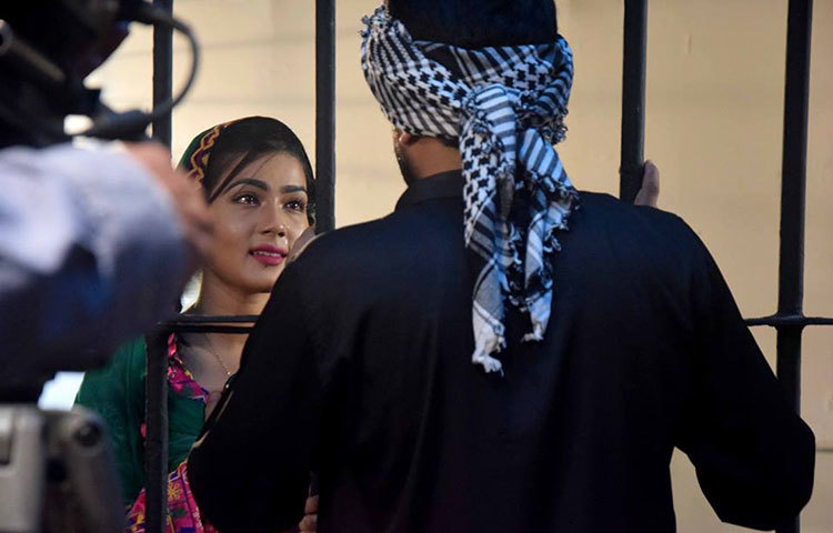 এফডিসিতে এসেই মোস্তাফিজুর রহমান মানিক পরিচালিত &lsquo;জান্নাত&rsquo; ছবির শুটিংয়ে অংশ নেন। এতে বার বিপরীতে অভিনয় করছেন সাইমন। ছবি : মাহবুব আলম