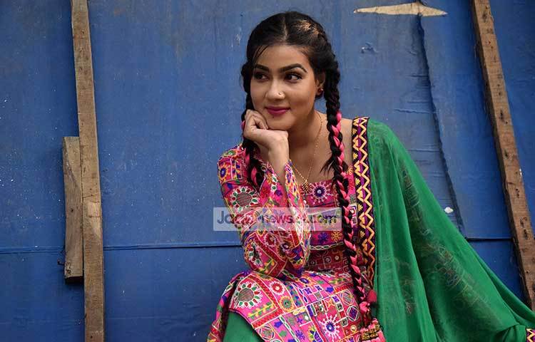 মাহিয়া মাহির মিষ্টি হাসি। এমন মিষ্টি হাসিতে তিনি দেশের অগণিত চলচ্চিত্রপ্রেমীদের হৃদয় জয় করেছেন। ছবি : মাহবুব আলম