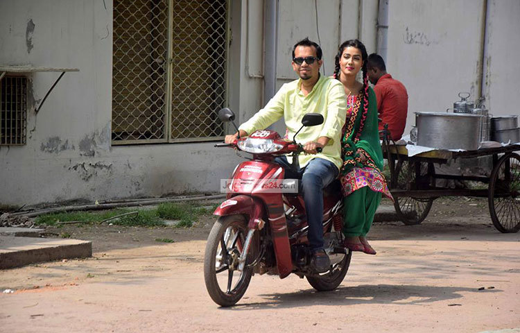 স্কুটিতে স্বামীর সঙ্গে শুটিং স্পটে মাহিকে দেখে অনেকেই বিস্মিত হয়েছেন। ছবি : মাহবুব আলম