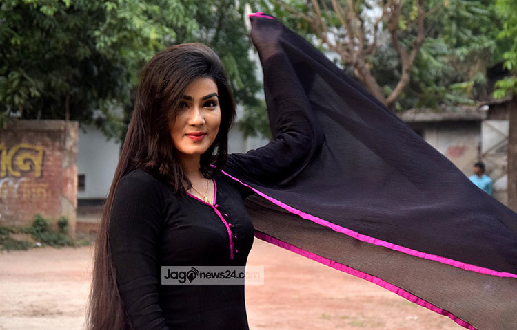এলোমেলো বাতাসে ওড়না উড়িয়ে ক্যামেরাবন্দী হয়েছেন মাহি। সম্প্রতি এফডিসিতে মাহি জাগো নিউজের ফটোশুটে অংশ নেন। ছবি : মাহবুব আলম