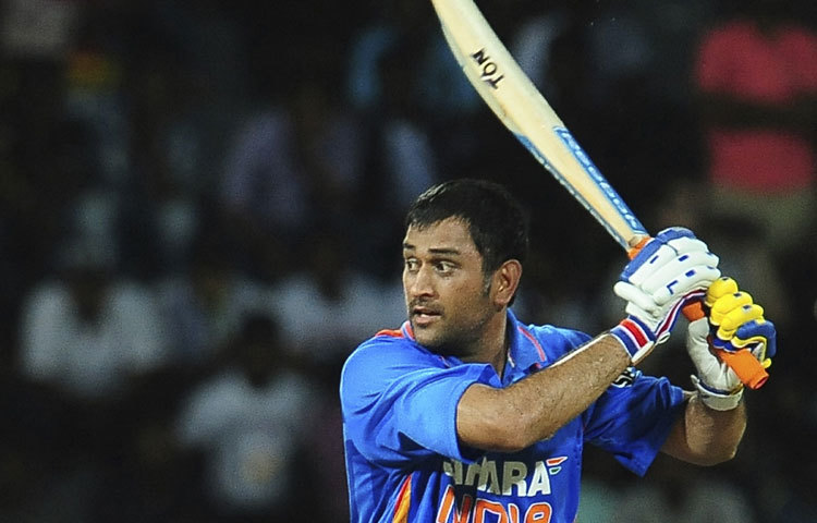 ভারতীয় ক্রিকেট টিমের অধিনায়ক মাহেন্দ্র সিং ধোনি দলকে নেতৃত্ব দেওয়ার জন্যই খ্যাতি লাভ করেননি। তিনি বিধ্বংসী ব্যাটিংয়ের জন্য ক্রিকেট ভক্তদের হৃদয়ে আসন করে নিয়েছেন।