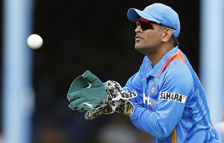 মহেন্দ্রসিং ধোনি : ভারতীয় ক্রিকেট তারকা মহেন্দ্রসিং ধোনি সবচেয়ে বেশি পারিশ্রমিক পান। ক্রিকেট বোর্ড থেকে তিনি পান ৩.৫ মিলয়ন ডলার। অন্যদিকে বিজ্ঞাপনসহ বিভিন্ন অনুষ্ঠান থেকে পান ২৮ মিলিয়ন ডলার।