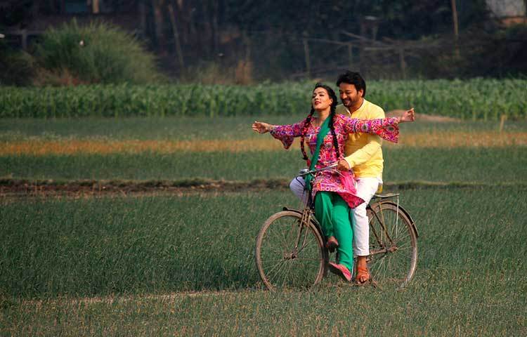 সাইলেকে চড়ে পাখির মত উড়ছেন মাহি-সাইমন। ছবি : রকিবুল ইসলাম