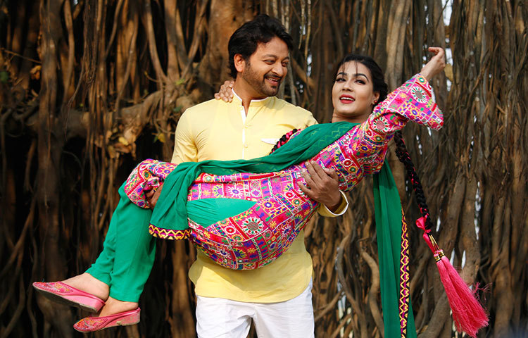 মাহিকে কোলে তুলে নিলেন সাইমন। &lsquo;জান্নাত&rsquo;র শুটিং দেখার জন্য হরিরামপুরের অসংখ্য লোক এসে ভিড় করেছিলো। ছবি : রকিবুল ইসলাম