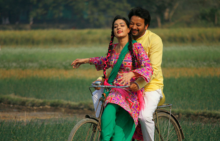 &lsquo;পোড়ামন&rsquo; ছবির সফল জুটি সাইমন-মাহির শুটিং দেখতে আসা লোকজনকে সামাল দিতে হিমশিম খেতে হয়েছে। ছবি : রকিবুল ইসলাম