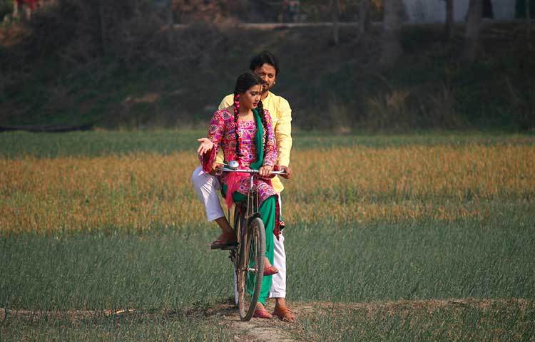 পরিচালক মানিক জানালেন, এই গানটির দৃশ্যায়ণ শেষ হলে দুটি গানের শুটিং শেষ হবে। এখন চলছে &lsquo;মন যদি ভেঙে যায় লাগে না জোড়া&rsquo; শিরোনামের গানের। ছবি : রকিবুল ইসলাম