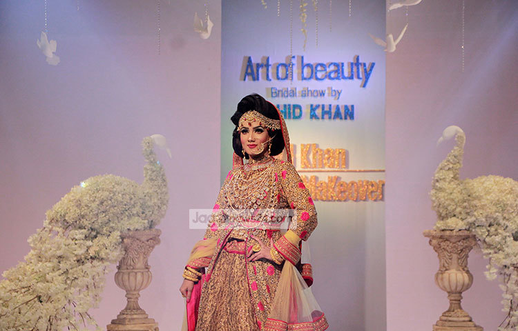 র&zwnj;্যাম্পে হাঁটছেন মাহি। সোমবার (১৫ মে) রাতে এফডিসির আট নম্বর ফ্লোরে একটি ব্রাইডাল শোতে মাহিকে দেখা যায়। ছবি : মাহবুব আলম