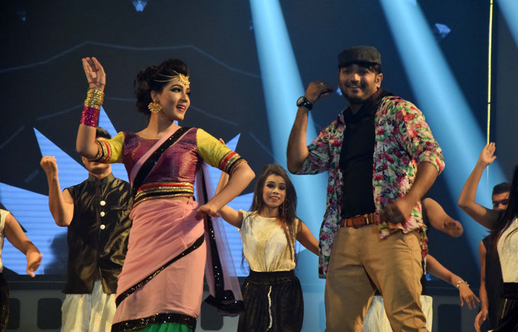 রাজধানীর বসুন্ধরা কনভেনশনের নবরাত্রি হলে মাহি-বাপ্পী এ নৃত্য পরিবেশন করেন।ছবি : মাহবুব আলম