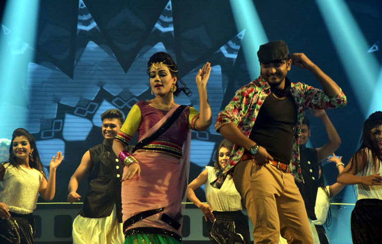 বাংলা ছবির জনপ্রিয় গানে মাহি-বাপ্পি নৃত্য পরিবেশন করছেন।ছবি : মাহবুব আলম