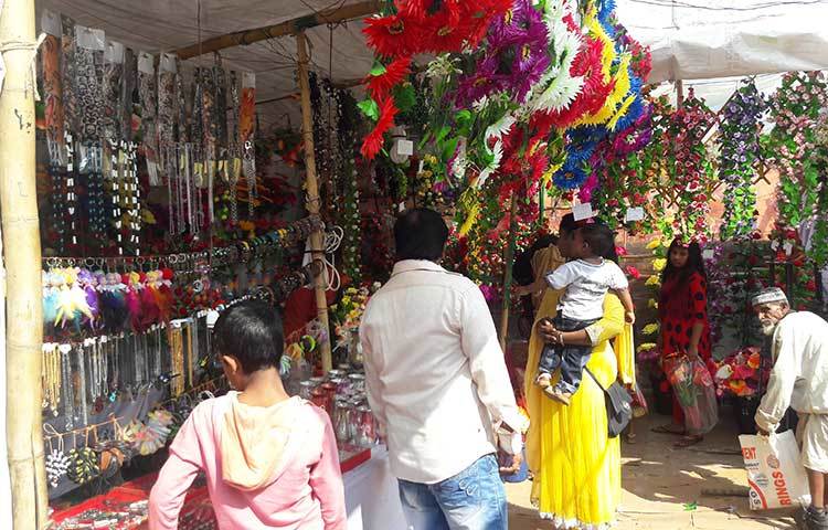 দোকানিরা এ সময় মেলার মাঠে পসরা সাজিয়ে বসেছে। ভোর হতেই শিশু-কিশোররা শুরু করে ছোটাছুটি।