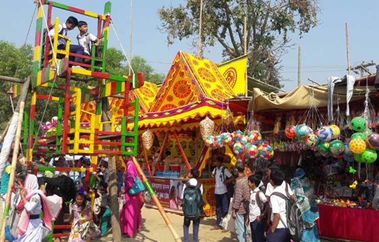 সকালের কুয়াশা কাটতেই মেলা প্রাঙ্গন মুখরিত হয়ে ওঠে নানান বয়সী মানুষের পদচারণায়।