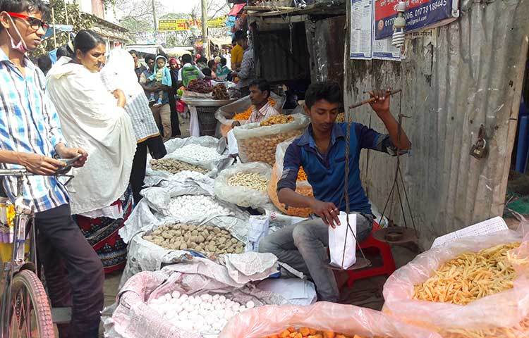 নাগরদোলায় চড়ছে শিশুরা।