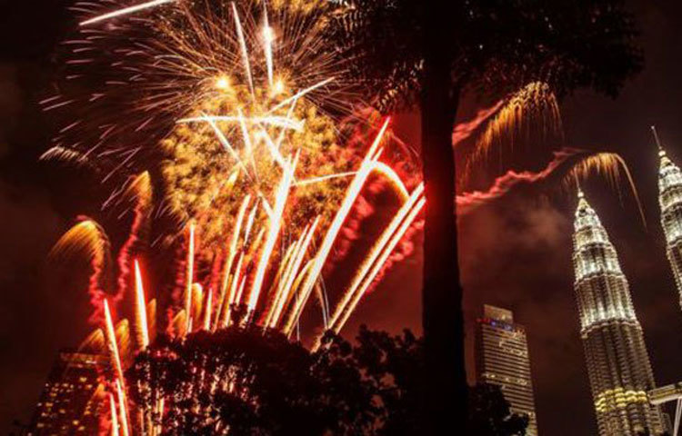 নজরকাড়া আতশবাজি করেছে মালয়েশিয়ার জনগণ।