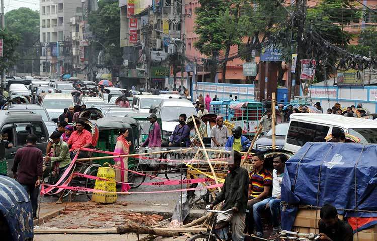 মালিবাগের এ রাস্তা ভাঙা, এবড়ো-থেবড়ো ও খানাখন্দে ভরপুর। একটু বৃষ্টি হলেই পানি জমে একাকার হয়ে যায়। ছবি : বিপ্লব দিক্ষিৎ