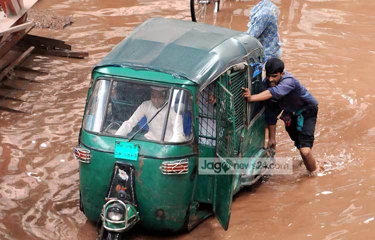 এ এলাকার ফ্লাইওভারের নির্মাণ কাজের কারণে যানবাহন চলছে ধীরগতিতে। বৃষ্টি হলেই এ রাস্তারা চেহারা পাল্টে যায়। ছবি : বিপ্লব দিক্ষিৎ