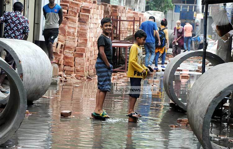 এর সঙ্গে আবার কোথাও স্যুয়ারেজের পানি উপচে পড়ছে। তবে সংশ্লিষ্ট কর্তৃপক্ষ বলছে ফ্লাইওভারের নির্মাণ কাজ চলছে। এ সময় একটু ভোগান্তি মেনে নিতে হবে। ছবি :বিপ্লব দিক্ষিৎ