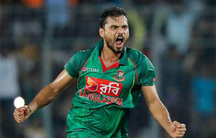 সংবাদ সম্মেলনে নিজের আকস্মিক অবসর নিয়ে মাশরাফি বলেন, &lsquo;অবসরের সিদ্ধান্ত নিয়েছি রাত দুইটার দিকে, আর সবার আগে জানিয়েছি মাকে।&rsquo;