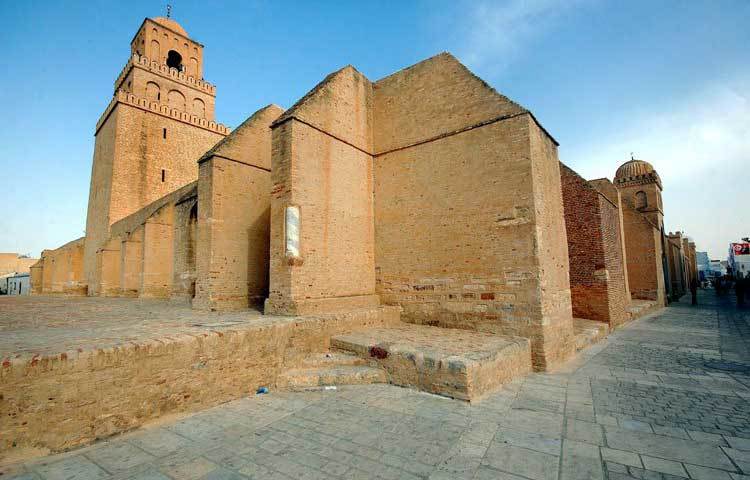 নজরকাড়া এই মসজিদটি দেখতে বিশ্বের নানাপ্রান্ত থেকে দর্শনার্থীরা ছুটে আসেন।