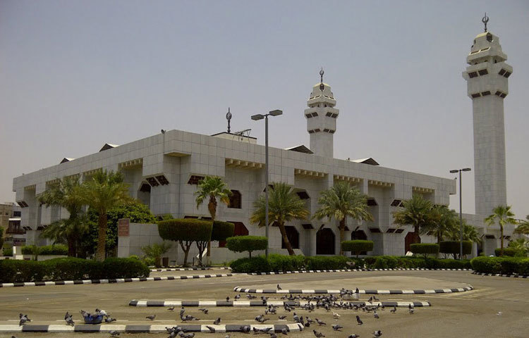 এটির নাম মসজিদ তানিম। পবিত্র কাবা শরীফ থেকে ৫ কিলোমিটার দূরে অবস্থিত। এটি মসজিদ-ই-আয়শা নামেও পরিচিত।