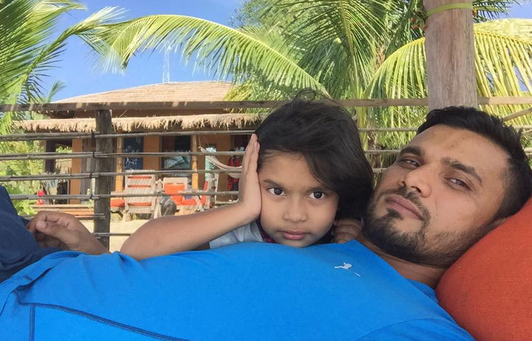 তার কাঁধে জাতীয় দলের অধিনায়কত্বের মত বিরাট দায়িত্ব। এর মাঝে ফুরসৎ মেলার সময় কোথায়? যেটুকু অবসর পান তা অনেক আনন্দের সাথে কাটান নিজের ছেলে-মেয়েদের সাথে।