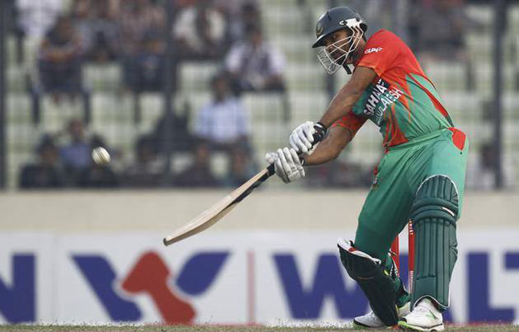 মাঠে তখন আসা যাওয়ার মিছিল। দর্শকদের মাঝে সুনসান নিরবতা এমন সময় হঠাৎ ঝড় তুললেন দ্যা ক্যাপ্টেন মাশরাফি বিন মর্তুজা।