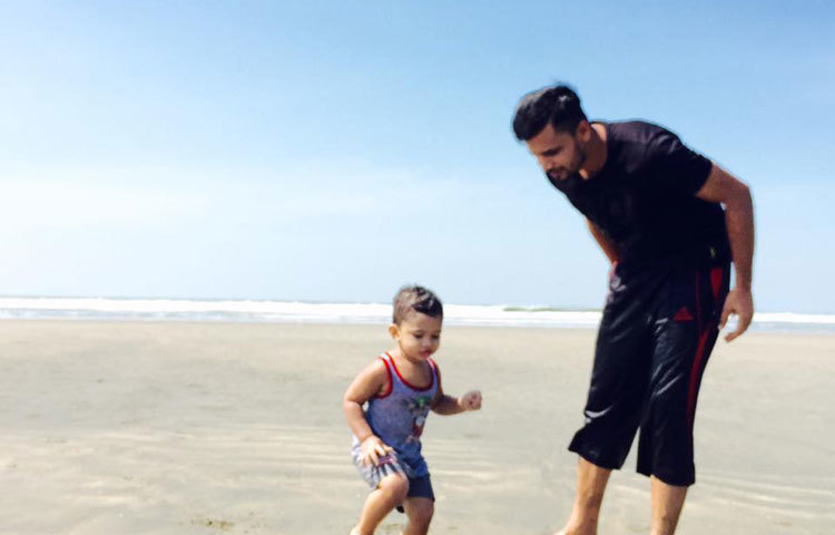 আফগানিস্তান ও ইংল্যান্ডের বিপক্ষে সিরিজ শেষে সবাই যখন টেস্ট নিয়ে ব্যস্ত মাশরাফি তখন পরিবারের সান্নিধ্যে সময় কাটানোর জন্য অল্প কিছুদিন সময় পেলেন।