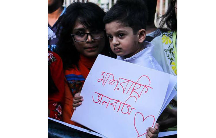 ছোট্ট এই শিশুটি মাশরাফির বিদায়কে কোনোভাবেই মেনে নিতে পারছে না। তাইতো মাশরাফিকে ভালোবাসার প্লাকার্ডে লিখে জানিয়েছে।