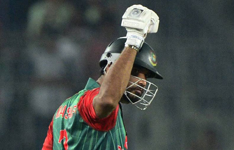 ৩৭ বলে ৪৪ রানের ঝড়ো ইনিংস খেলে মাতিয়ে তুললেন মিরপুরের ঝিমিয়ে পড়া গ্যালারি। চারপাশে শুধু মাশরাফি...মাশরাফি রব।