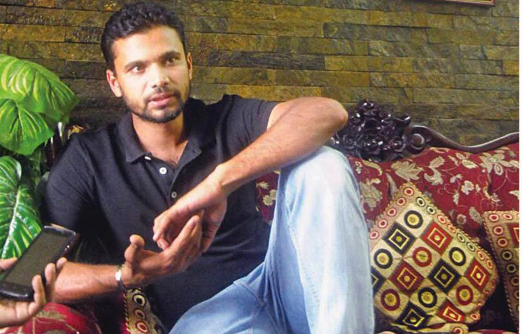 মাশরাফি পরিবার নিয়ে চলে গেলেন সমুদ্র সৈকত কক্সবাজারে। বেড়িয়ে আসার চেয়েও বড় উদ্দেশ্য হল পরিবারকে সময় দেওয়া, আদরের কন্যা হুমায়রা ও পুত্র সাহেলকে সময় দেয়া।