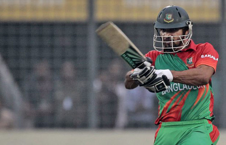 মাশরাফি তার ৩৭ বলে ৪৪ রানের বিস্ফোরক ইনিংসটি সাজিয়ে ছিলেন ৩ টি বিশাল ছক্কা ও ২টি চারের সাহায্যে।