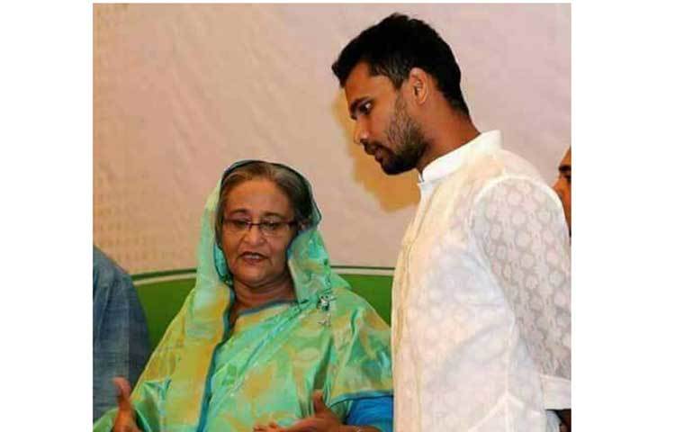 প্রধানমন্ত্রীর সঙ্গে মাশরাফির এই ছবিও অধিকাংশ ভক্তদের ফেসবুকে দেখা যাচ্ছে।