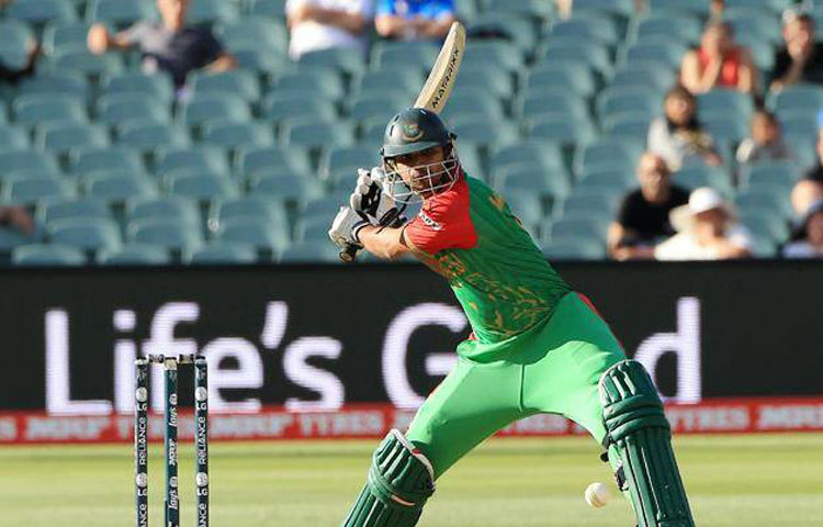 ব্যাটসম্যানরা যখন রান তুলতে হাসফাস খাচ্ছিলেন। তখন মাঠে নেমেই ছক্কা হাকালেন মাশরাফি। অবশেষে তার জাদুর ছোঁয়ায় লড়াই করার মত লক্ষ ছুড়ে দিল বাংলাদেশ।