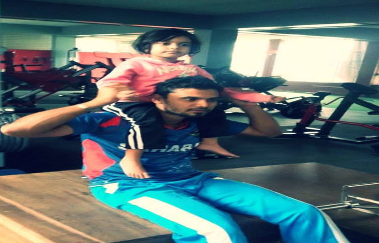 নিজের ছেলে-মেয়েদের সাথে কাটানো কিছু ছবি তিনি প্রকাশ করেছেন নিজের ভেরিফাইড ফেসবুক পেজে।