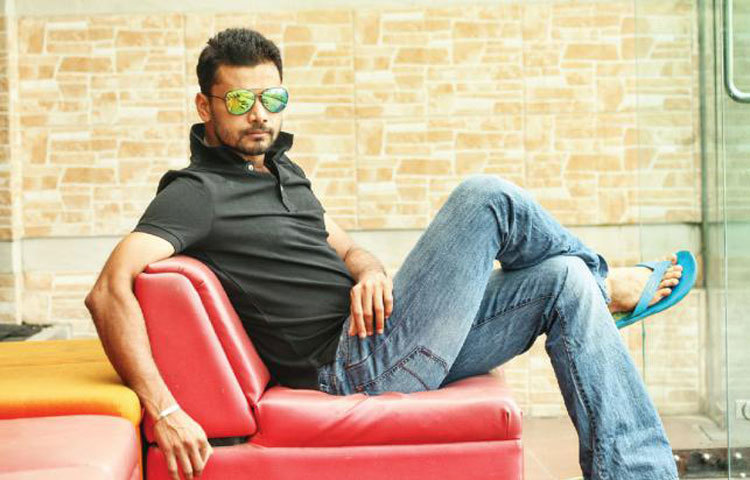 মাশরাফি বিন মর্তুজা শুধু একজন সফল অধিনায়কই নন, তিনি একজন সুদর্শন ক্রিকেট ব্যক্তিত্বও বটে।