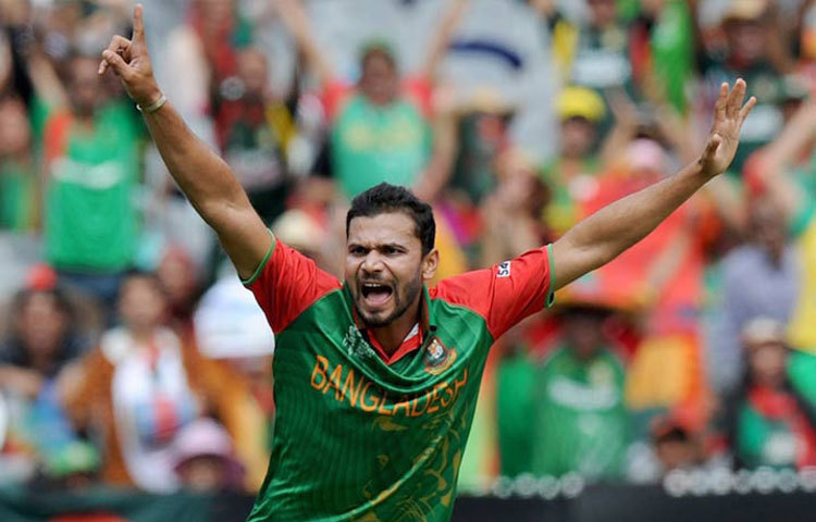 মাশরাফি বিন মর্তুজা : বাংলাদেশের সফল ক্যাপ্টেন মাঠের মত ফেসবুকেও সমান জনপ্রিয়। এতে মাশরাফির অবস্থান তৃতীয়। তার বতর্মান অনুসারীর সংখ্যা ৭৯ লাখ ৮৭ হাজারেরও বেশি।