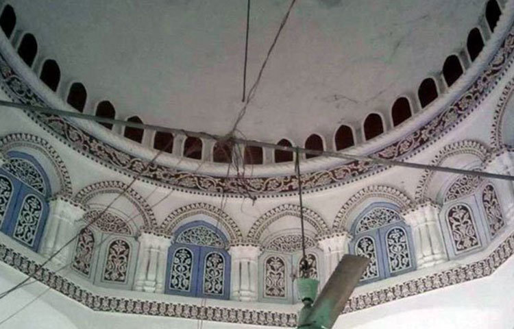 এ মসজিদটি দ্বিতলবিশিষ্ট। মসজিদটি দেখতে অনেক সুন্দর ও কারুকার্যমণ্ডিত।