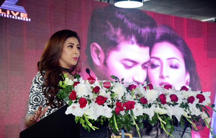 বর্তমান সময়ের ব্যস্ততম অভিনেত্রী বিদ্যা সিনহা মিম গতকাল সন্ধ্যায় &lsquo;আমি তোমার হতে চাই&rsquo; ছবির সংবাদ সম্মেলনে বক্তব্য রাখেন। এ ছবিটি নির্মাণ করবেন অনন্য মামুন। ছবি : মাহবুব আলম