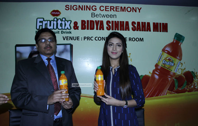 রোববার (২৭ নভেম্বর) সন্ধ্যায় রাজধানীর প্রাণ-আরএফএল সেন্টারে অভিনেত্রী বিদ্যা সিনহা মিমমের সঙ্গে চুক্তি স্বাক্ষরিত হয়। ছবি : মাহবুব আলম